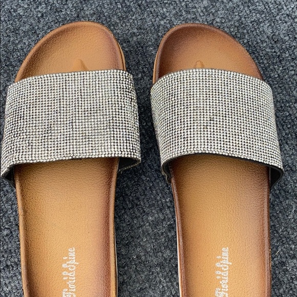 NEW! Rhinestone slip on sandals. Size 9 - Picture 3 of 6